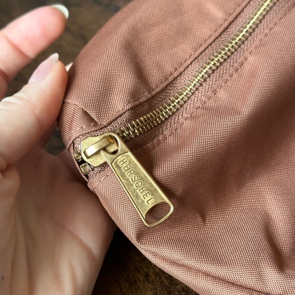 Herschel Supply Co. Fourteen Belt Bag Tan Gold Zipper Adjustable Fanny Pack - Picture 3 of 7